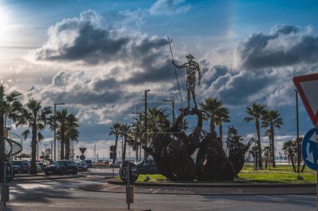 Foto de DURRES, ALBANIA 15 de noviembre de 2022: estatua en la rotonda cerca de la costa de Durres, Albania con el cielo nublado en el fondo. Foto de alta calidad - Imagen libre de derechos