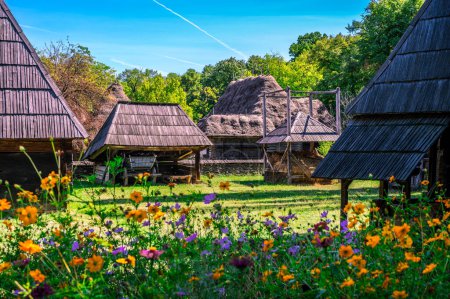 Foto de BUCHAREST, RUMANIA - Dimitrie Gusti National Village Museum, situado en el Parque Herastrau que muestra la vida tradicional de la aldea rumana. Foto de alta calidad - Imagen libre de derechos