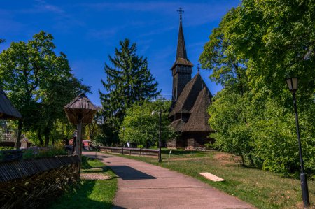 Foto de La iglesia de madera Dragomiresti en el museo del pueblo en el Dimitrie Gusti National Village Museum en Herastrau Park, Bucarest, Rumania. Foto de alta calidad - Imagen libre de derechos