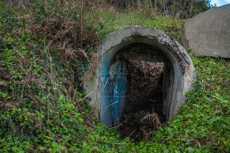 Téléchargez les photos : Entrée de l'ancien bunker militaire sur le Cap de Rodon Albanie. Photo de haute qualité - en image libre de droit