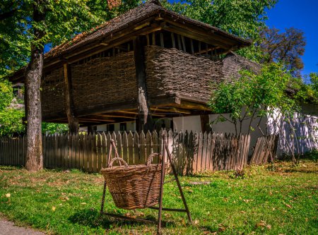 Foto de BUCHAREST, RUMANIA - Dimitrie Gusti National Village Museum, situado en el Parque Herastrau que muestra la vida tradicional de la aldea rumana. Foto de alta calidad - Imagen libre de derechos