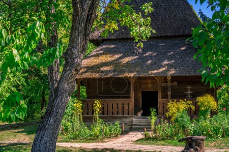 Foto de La iglesia de madera Dragomiresti en el museo del pueblo en el Dimitrie Gusti National Village Museum en Herastrau Park, Bucarest, Rumania. Foto de alta calidad - Imagen libre de derechos