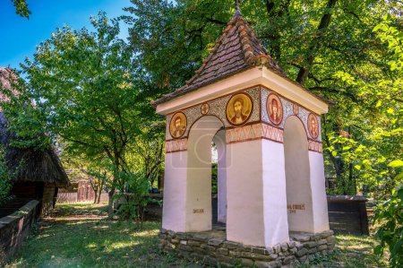 Foto de BUCHAREST, ROMANIA 14 de septiembre de 2022: Pequeño santuario en Dimitrie Gusti National Village Museum, Bucarest. Foto de alta calidad - Imagen libre de derechos