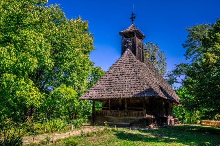 Foto de Una iglesia de madera de la región de Maramures en el Dimitrie Gusti Village Museum en Bucarest, Rumania. Foto de alta calidad - Imagen libre de derechos