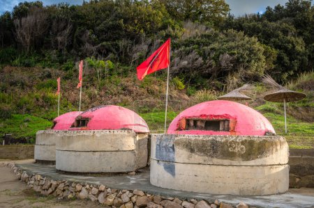 Téléchargez les photos : Cap de Rodon, ALBANIE, 14 novembre 2022 : Ancien bunker militaire avec drapeau albanais sur le Cap de Rodon Albanie. Photo de haute qualité - en image libre de droit