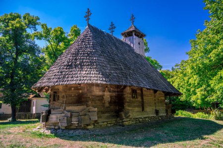 Foto de Una iglesia de madera de la región de Maramures en el Dimitrie Gusti Village Museum en Bucarest, Rumania. Foto de alta calidad - Imagen libre de derechos