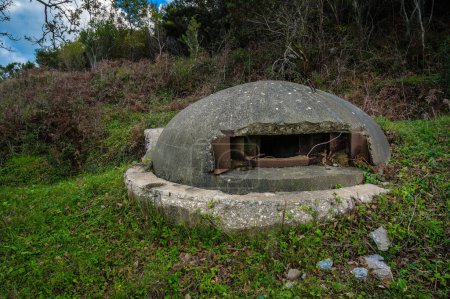 Téléchargez les photos : Ancien bunker militaire sur le Cap de Rodon Albanie. Photo de haute qualité - en image libre de droit