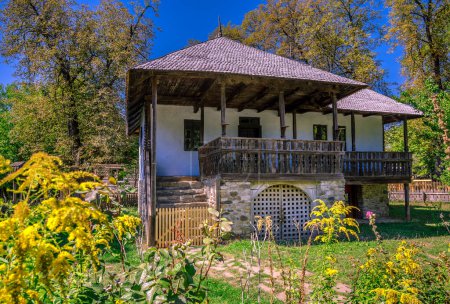 Foto de BUCHAREST, RUMANIA - Dimitrie Gusti National Village Museum, la vida tradicional del pueblo rumano. Casa del área de Buzau. Foto de alta calidad - Imagen libre de derechos
