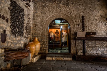 Téléchargez les photos : Berat, Albanie - 18 novembre 2022 : intérieurs et objets exposés au musée ethnographique de Berat, ville de l'UNESCO en Albanie. Illustration de haute qualité - en image libre de droit