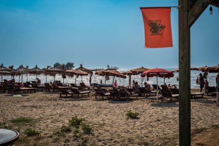 Téléchargez les photos : Karpen, Durres Albanie - 23 août 2023 : vue sur la plage de Karpen avec le drapeau albanais agitant devant, concept de voyage foto. Photo de haute qualité - en image libre de droit