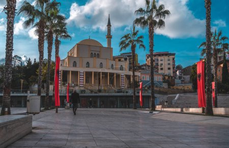 Téléchargez les photos : Durres, Albanie - 2022 : place principale - Sheshi Liria - à Durres, Albanie, Grande Mosquée de Durres. Photo de haute qualité - en image libre de droit