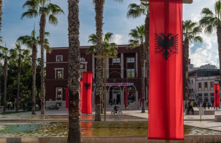 Téléchargez les photos : Vue des fontaines sur la place principale Sheshi Liria à Durres, Albanie avec l'hôtel de ville en arrière-plan - en image libre de droit