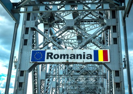 Téléchargez les photos : Le Pont de l'Amitié - Podul Prieteniei sur le Danube près de la frontière Ruse. Frontières Roumanie-Bulgarie Photo de haute qualité - en image libre de droit