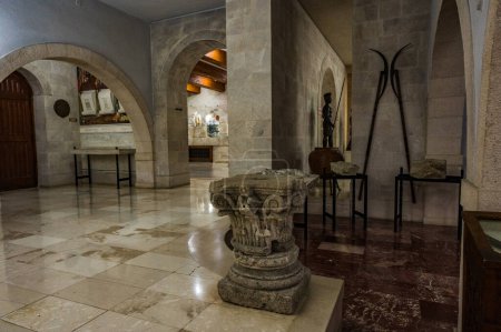 Foto de KRUJE, ALBANIA - 19 DE NOVIEMBRE DE 2022: Interior del Museo Skanderbeg en Kruje Héroe nacional Gjergj Kastrioti, comúnmente conocido como Skanderbeg. - Imagen libre de derechos
