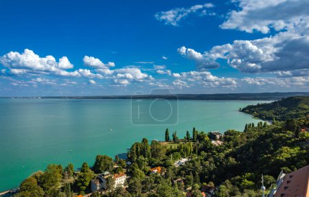 Téléchargez les photos : Tihany, Hongrie - Vue panoramique aérienne avec magnifique lac coloré Balaton en arrière-plan. Photo de haute qualité - en image libre de droit