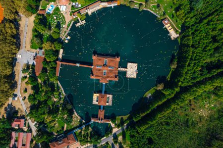 Téléchargez les photos : Vue aérienne du célèbre lac Heviz en Hongrie, et le plus grand lac thermal au monde disponible pour se baigner. Extérieur fond de voyage. Photo de haute qualité - en image libre de droit