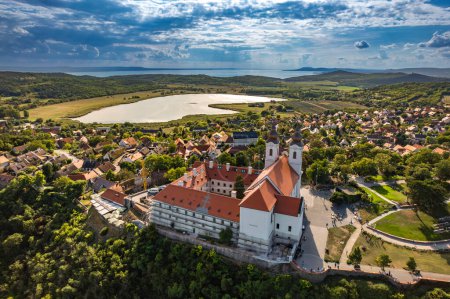 Téléchargez les photos : Tihany, Hongrie - Vue panoramique aérienne du célèbre monastère bénédictin de l'abbaye de Tihany avec le magnifique lac Belso en arrière-plan. Photo de haute qualité - en image libre de droit