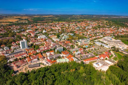 Téléchargez les photos : Vue aérienne par drone de la ville de Heviz en Hongrie avec des thermes. Photo de haute qualité - en image libre de droit