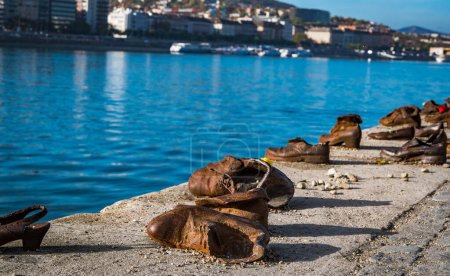 Téléchargez les photos : Sculptures de chaussures au bord de l'eau commémorant les personnes tuées à la rivière par une fête fasciste pendant la Seconde Guerre mondiale. - en image libre de droit