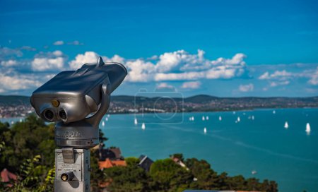 Téléchargez les photos : Vue panoramique du lac Balaton avec voiliers depuis l'abbaye de Tihany en Hongrie. Photo de haute qualité - en image libre de droit