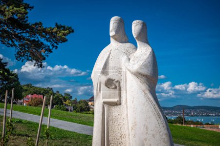 Téléchargez les photos : Statue du roi André Ier et d'Anastasie à côté de l'abbaye de Tihany à Tihany, Hongrie. Photo de haute qualité - en image libre de droit