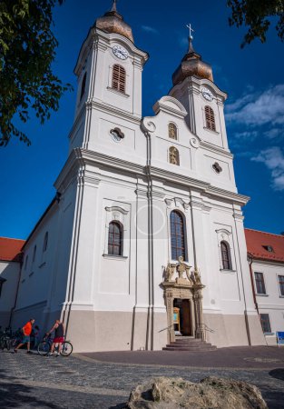 Téléchargez les photos : Tihany, Hongrie - vue sur le célèbre monastère bénédictin de l'abbaye de Tihany - en image libre de droit