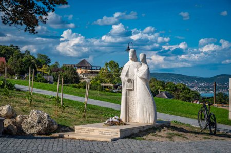 Téléchargez les photos : Statue du roi André Ier et d'Anastasie à côté de l'abbaye de Tihany à Tihany, Hongrie. Photo de haute qualité - en image libre de droit