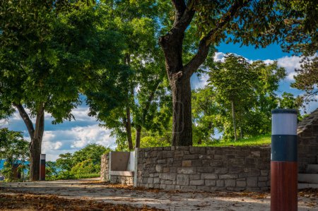 Téléchargez les photos : Parc vert à côté du célèbre monastère bénédictin de Tihany, lac Balaton. Photo de haute qualité - en image libre de droit