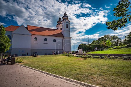 Téléchargez les photos : Tihany, Hongrie - vue sur le célèbre monastère bénédictin de l'abbaye de Tihany - en image libre de droit