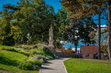Téléchargez les photos : Parc vert à côté du célèbre monastère bénédictin de Tihany, lac Balaton. Photo de haute qualité - en image libre de droit