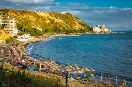 Téléchargez les photos : Currilave plage rivage avec hôtels à Durres, Albanie. Photo de haute qualité - en image libre de droit