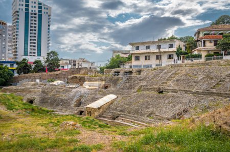 Téléchargez les photos : Ruines de l'amphithéâtre romain dans le centre de Durres, Albanie. Photo de haute qualité - en image libre de droit