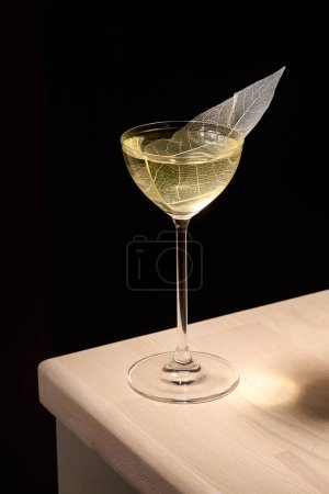 Foto de Copa de cóctel de línea roja sobre fondo negro. Bebida de cóctel de alcohol, primer plano. Bebida alcohólica moderna - Imagen libre de derechos