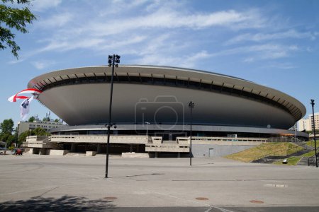 Téléchargez les photos : Katowice, Poland - July 22, 2022: Spodek hall, multipurpose arena complex. Indoor modern sports and entertainment venue. - en image libre de droit