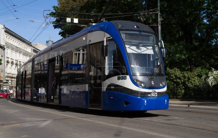 Téléchargez les photos : Cracovie, Pologne - 19 mai 2022 : PESA 2014N - Chariot tram de type Krakowiak. MPK Krakow Voiture de tramway dans la rue Basztowa. - en image libre de droit