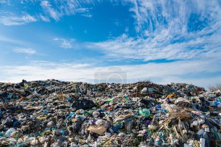 Montón de basura en basurero o vertedero. El daño ecológico contaminó la tierra. Vista terrible y desastre ambiental.