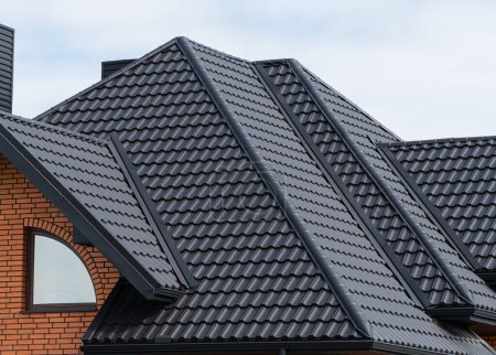 Téléchargez les photos : Revêtement de toit avec des tuiles d'acier. Toit moderne en métal. - en image libre de droit
