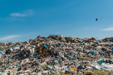 Foto de Montaña gran pila de basura y la contaminación. paisaje con basurero. - Imagen libre de derechos