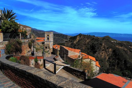 Foto de Vista panorámica desde las alturas de una antigua ciudad en el este de Sicilia, con el mar en el horizonte, en un hermoso día soleado - Imagen libre de derechos