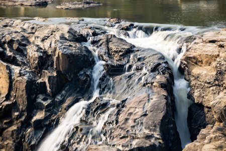 Téléchargez les photos : Les chutes Dassam sont une cascade naturelle traversant la rivière Kanchi, un affluent de la rivière Subarnarekha.. - en image libre de droit