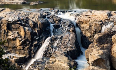 Téléchargez les photos : Les chutes Dassam sont une cascade naturelle traversant la rivière Kanchi, un affluent de la rivière Subarnarekha.. - en image libre de droit