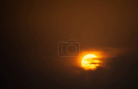 Téléchargez les photos : L'heure dorée est la période juste après le lever du soleil et avant le coucher du soleil quand le soleil est bas à l'horizon, créant une lueur orange chaude et riche. - en image libre de droit