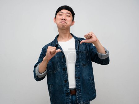 Foto de Asiático hombre jeans camisa gesto dedo en sí arrogante aislado - Imagen libre de derechos