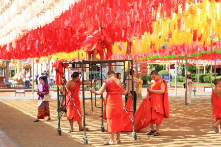 Téléchargez les photos : LAMPHUN -THAÏLANDE : 11 novembre 2023 : Les moines bouddhistes et les novices bouddhistes se préparent pour - en image libre de droit