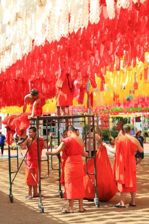 Téléchargez les photos : LAMPHUN -THAÏLANDE : 11 novembre 2023 : Les moines bouddhistes et les novices bouddhistes se préparent pour - en image libre de droit