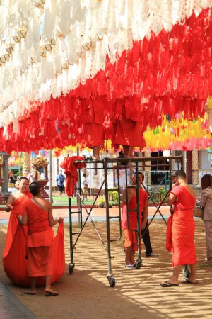 Foto de LÁNFUN-TAILANDIA: 11 de noviembre de 2023: monjes budistas y novicios budistas se preparan para - Imagen libre de derechos