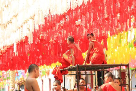 Foto de LÁNFUN-TAILANDIA: 11 de noviembre de 2023: monjes budistas y novicios budistas se preparan para - Imagen libre de derechos