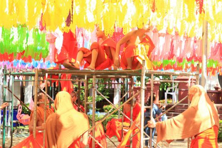 Foto de LÁNFUN-TAILANDIA: 11 de noviembre de 2023: monjes budistas y novicios budistas se preparan para el Festival de los Cien Mil Linternas, o Festival Yi Peng, en Wat Phra That Hariphunchai, norte de Tailandia - Imagen libre de derechos