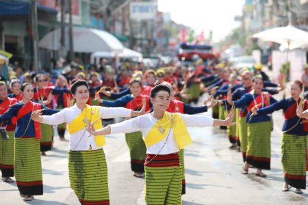 Téléchargez les photos : Lampang, Thaïlande, 13 avril 2024 : Des artistes avec de belles femmes et des acteurs masculins de Hansom en costume traditionnel de style Lanna participent à un défilé Songkran pour célébrer le festival Salung Luang Klong Yai - en image libre de droit