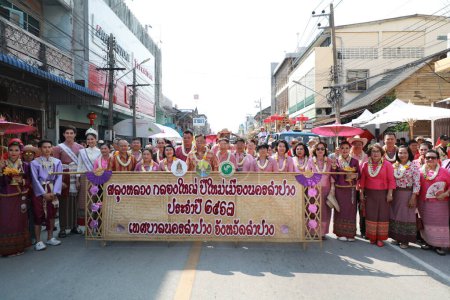 Téléchargez les photos : Lampang, Thaïlande, 13 avril 2024 : Des artistes avec de belles femmes et des acteurs masculins de Hansom en costume traditionnel de style Lanna participent à un défilé Songkran pour célébrer le festival Salung Luang Klong Yai - en image libre de droit